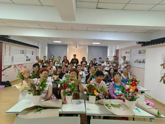 托起夕阳红，'敬老月'暖意浓 组织文化艺术交流活动，为老年生活添色彩